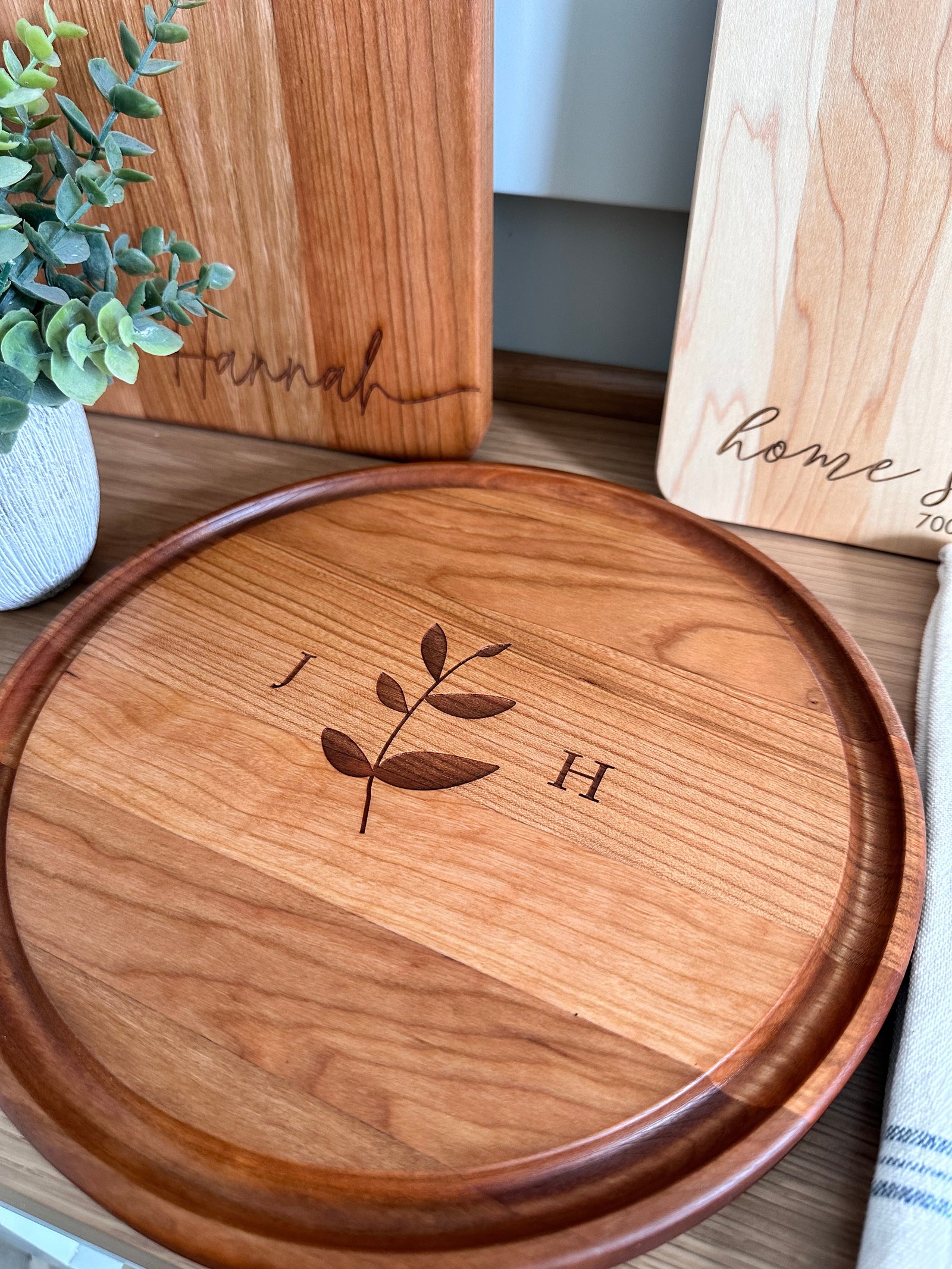 Personalized Engraved Round Cheese Cutting Board | Leaf Design